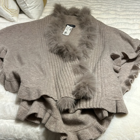 Mitchie’s Fox trim women’s wrap brand new never worn purchased for $400 - Picture 5 of 5